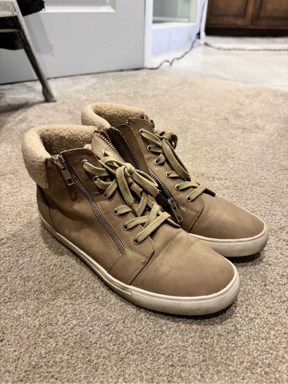 DV Dolce Vita Women’s Tan Shearling-Lined Ankle Boot Sneakers